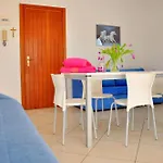Flat In A Seafront Building With Swimming Pool アパート ビビオーネ