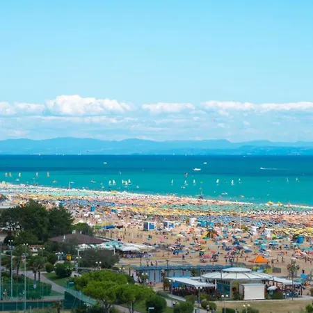 Apartmán Flat In A Seafront Building With Swimming Pool