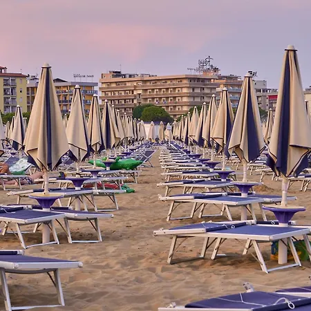 Flat In A Seafront Building With Swimming Pool Apartmán *